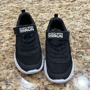 Boys Skechers Velcro Go Run tennis shoes size 13.5